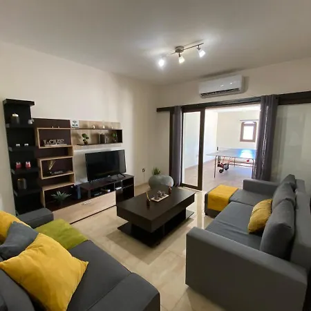 Philip Spacious Apartment